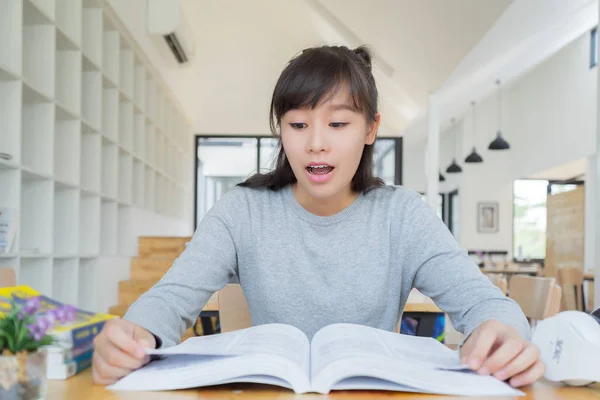 図書館で本を読む女子大生教育と学習の概念 — ストック写真