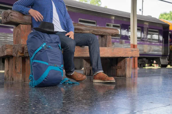 adam Gezgin backpacker, trainstation, seyahat kavramı ile