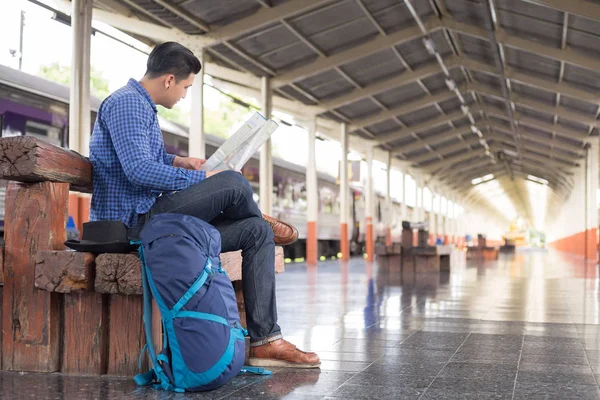 Hombre Viajero Con Mochila Búsqueda Ubicación Utilizando Mapa Estación Tren — Foto de Stock