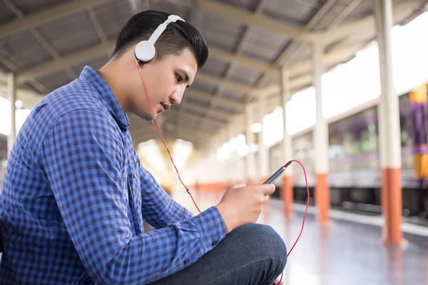 Sırt Çantalı Bir Gezgin Tren Istasyonunda Müzik Dinliyor Seyahat Konsepti — Stok fotoğraf