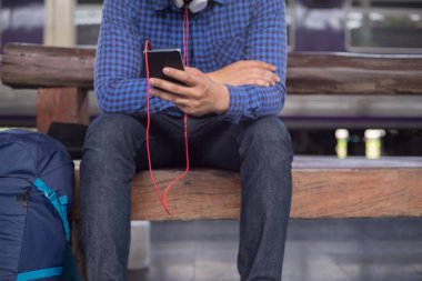 Sırt çantalı bir gezgin telefon ve seyahat konseptinde arama yapıyor.