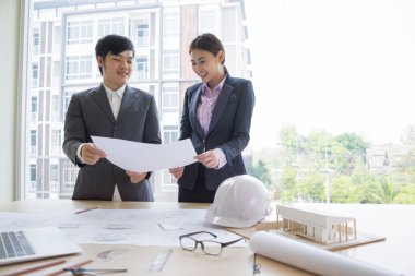 mühendis insanlar tartışmak için Office çalışma toplantısı