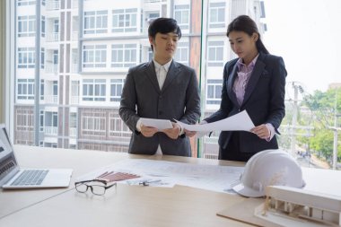 mühendis insanlar tartışmak için Office çalışma toplantısı