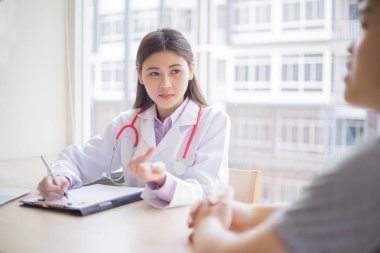 Doktor ile hasta hastanede konuşurken