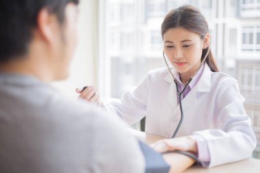 Doktor steteskop kullanarak hastayı muayene ediyor. Tıbbi konsept.