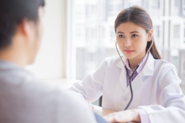 Doktor steteskop kullanarak hastayı muayene ediyor. Tıbbi konsept.