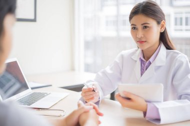 Doktor hastayla konuşuyor, tıbbi konsept.