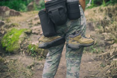 Sırt çantası ve kamerayla dağlarda yürüyüş, seyahat konsepti, yürüyüş konsepti.