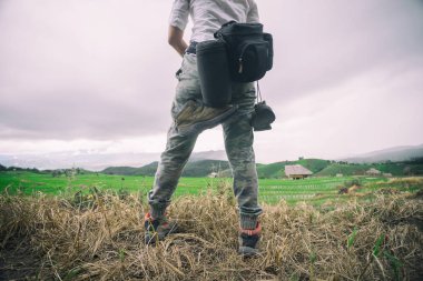 Sırt çantası ve kamerayla dağlarda yürüyüş, seyahat konsepti, yürüyüş konsepti.