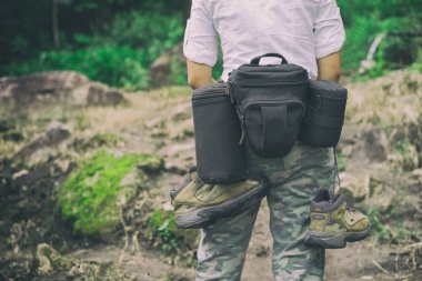 Sırt çantası ve kamerayla dağlarda yürüyüş, seyahat konsepti, yürüyüş konsepti.