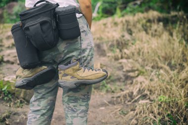 Sırt çantası ve kamerayla dağlarda yürüyüş, seyahat konsepti, yürüyüş konsepti.