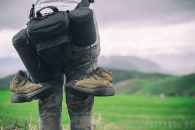 Sırt çantası ve kamerayla dağlarda yürüyüş, seyahat konsepti, yürüyüş konsepti.