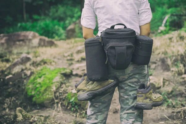 Sırt çantası ve kamerayla dağlarda yürüyüş, seyahat konsepti, yürüyüş konsepti.