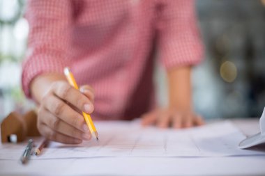 Planlar, mühendislik konsepti, mimari konsept üzerine mimari proje çizen mühendis.