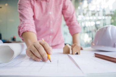 Planlar, mühendislik konsepti, mimari konsept üzerine mimari proje çizen mühendis.