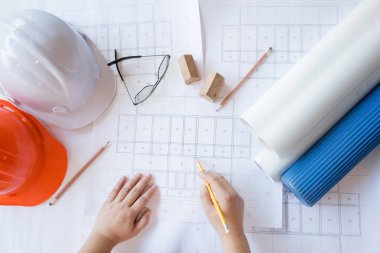Planlar, mühendislik konsepti, mimari konsept üzerine mimari proje çizen mühendis.