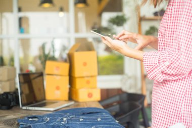 Mutlu kadın evde akıllı telefon, online iş konsepti, iş sahibi konsepti ile çevrimiçi sipariş kontrol