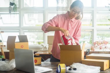 Mutlu kadın paketleme ürünü ev, online iş konsepti, iş sahibi konsepti