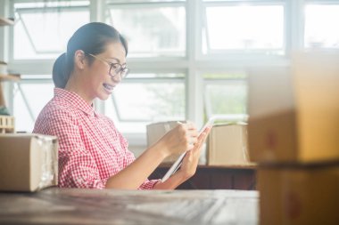 Mutlu kadın evde tablet, online iş konsepti, iş sahibi konsepti ile çevrimiçi sipariş kontrol