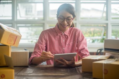 Evde tabletle çalışan kadın, online iş konsepti, iş sahibi konsepti