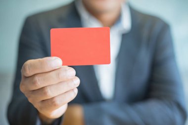 Ofiste boş kartvizit tutan işadamı, iş konsepti