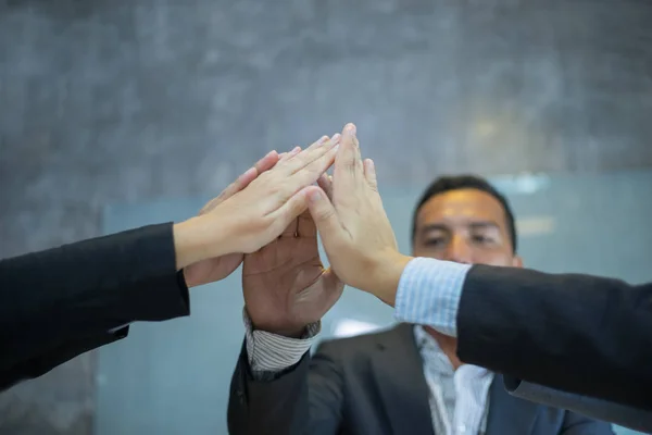 Geschäftsleute Geben High Five Zusammen Teamwork Konzept — Stockfoto