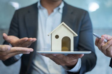 İş adamı ev modelini satılığa ve alışveriş konseptine koydu