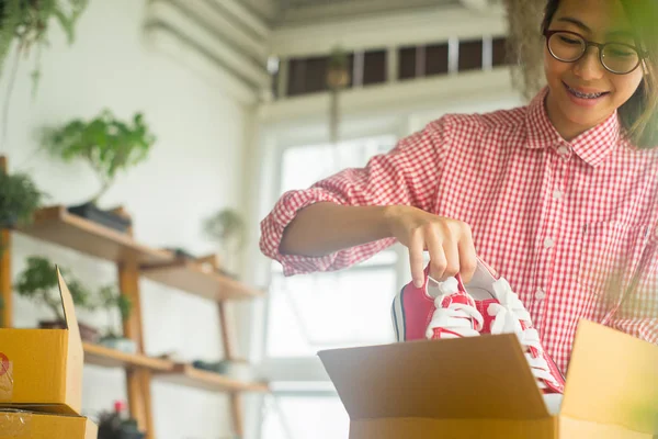 Mutlu Kadın Paketleme Ürünü Online Konsepti Sahibi Konsepti — Stok fotoğraf