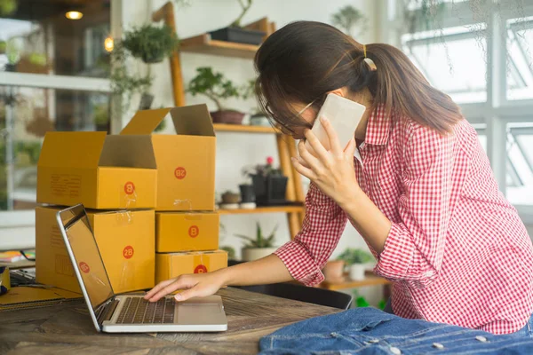 Mutlu Kadın Akıllı Telefondan Siparişi Kontrol Ediyor Evde Internet Işi — Stok fotoğraf