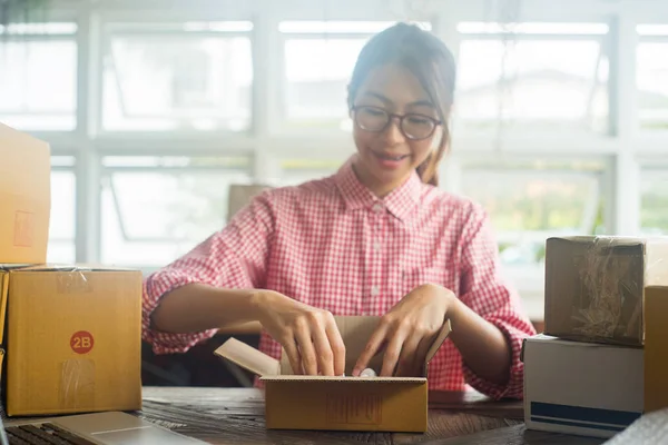 Mutlu Kadın Paketleme Ürünü Online Konsepti Sahibi Konsepti — Stok fotoğraf