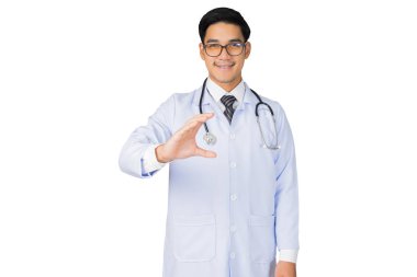 Beyaz arka planda steteskobu olan tıp doktoru portresi, tıbbi konsept.