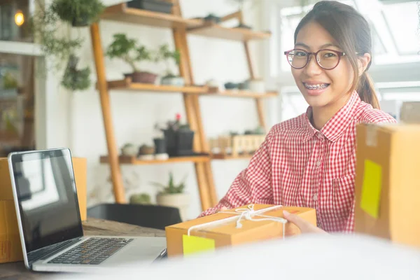 Ofiste gülümseyen mutlu kadın portresi, online iş konsepti, iş sahibi konsepti