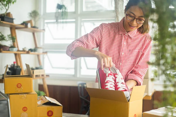 Mutlu Kadın Paketleme Ürünü Online Konsepti Sahibi Konsepti — Stok fotoğraf