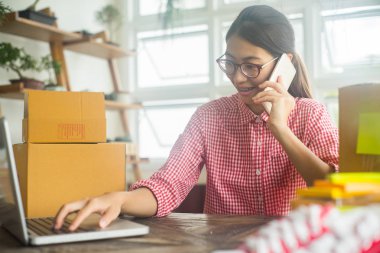 Mutlu kadın evde akıllı telefon, online iş konsepti, iş sahibi konsepti ile çevrimiçi sipariş kontrol