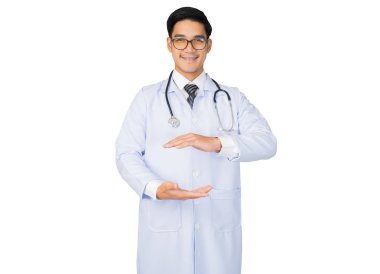 Beyaz arka planda steteskobu olan tıp doktoru portresi, tıbbi konsept.