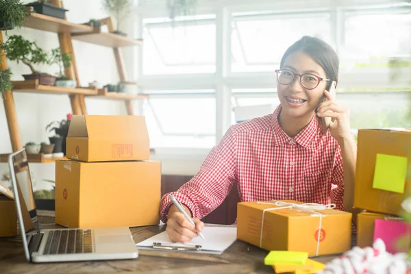 Ofiste gülümseyen mutlu kadın portresi, online iş konsepti, iş sahibi konsepti