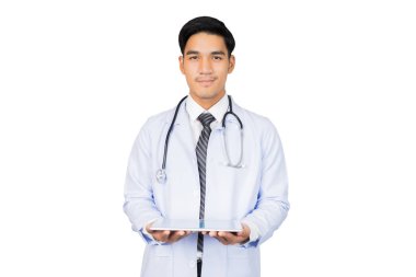Beyaz arka planda steteskobu olan tıp doktoru portresi, tıbbi konsept.