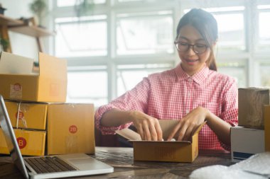 Mutlu kadın paketleme ürünü ev, online iş konsepti, iş sahibi konsepti
