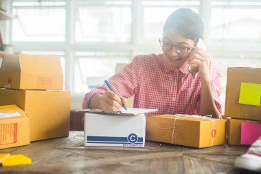 Mutlu kadın evde akıllı telefon, online iş konsepti, iş sahibi konsepti ile çevrimiçi sipariş kontrol