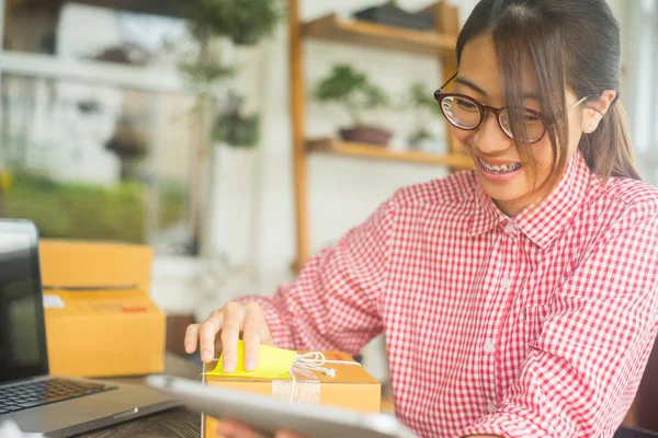 Mutlu kadın evde tablet, online iş konsepti, iş sahibi konsepti ile çevrimiçi sipariş kontrol
