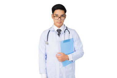 Beyaz arka planda steteskobu olan tıp doktoru portresi, tıbbi konsept.