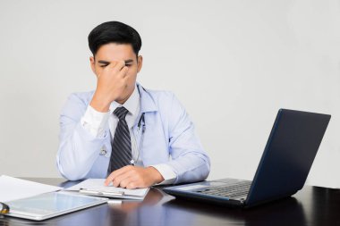 Tıp doktoru dizüstü bilgisayarla beyaz arka plan, tıbbi konsept üzerinde çalışıyor.