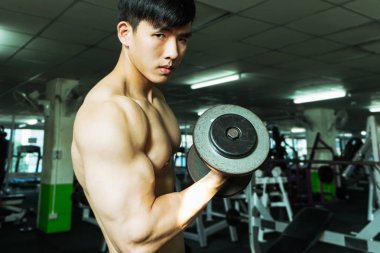 Spor salonundaki halterler, spor konsepti, spor konsepti, spor salonundaki halterlerle egzersizleri gösteriyor.