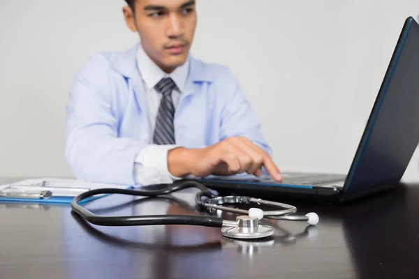 Médico Trabajando Con Computadora Portátil Sobre Fondo Blanco Concepto Médico — Foto de Stock