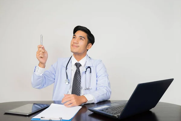 Médico Trabajando Con Computadora Portátil Sobre Fondo Blanco Concepto Médico —  Fotos de Stock