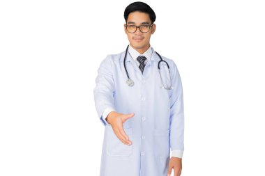 Beyaz arka planda steteskobu olan tıp doktoru portresi, tıbbi konsept.