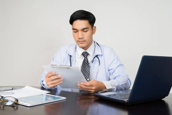 Médico Trabajando Con Computadora Portátil Sobre Fondo Blanco Concepto Médico —  Fotos de Stock