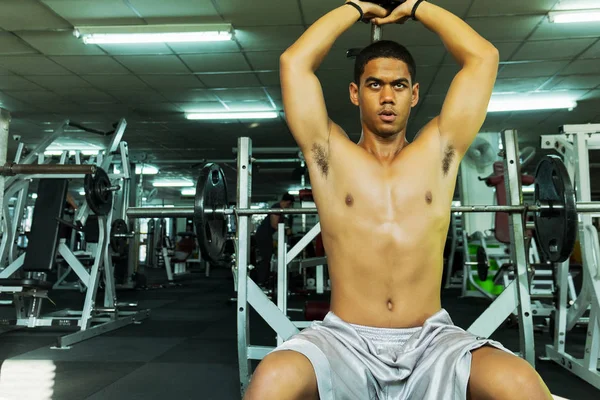 Spor salonundaki halterler, spor konsepti, spor konsepti, spor salonundaki halterlerle egzersizleri gösteriyor.