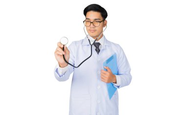 Beyaz arka planda steteskobu olan tıp doktoru portresi, tıbbi konsept.