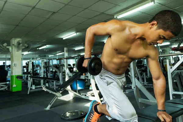 Fitness Uomo Allenamento Mostrando Esercizi Con Manubri Palestra Concetto Fitness — Foto Stock